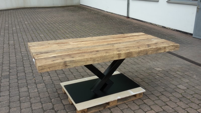 ../fotos/Massivholzmoebel/9984-rustikaler-tisch-aus-alten-eichenbalken.jpg