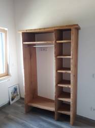 9978-massive-garderobe-aus-geschliffenen-bohlen.jpg