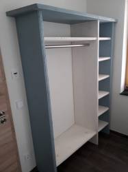 9982-massive-garderobe-aus-geschliffenen-bohlen-farbig-lasiert.jpg